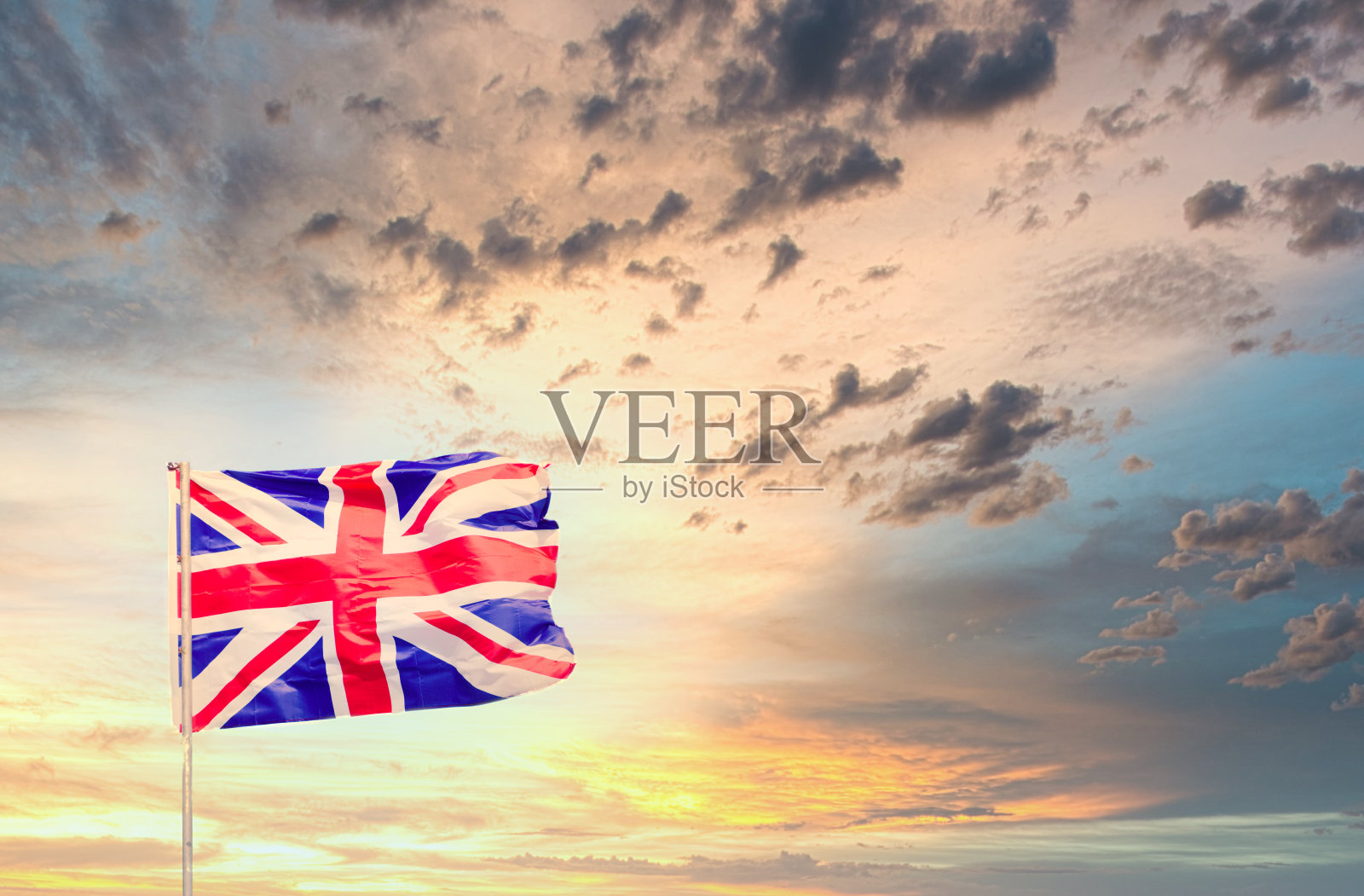 英国国旗高高地悬挂在天空中照片摄影图片