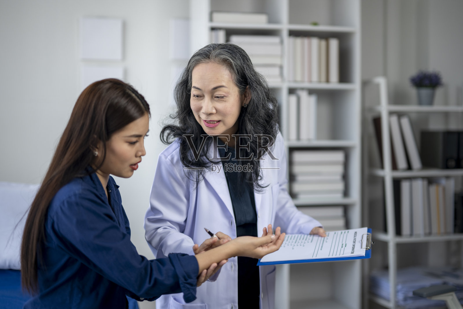 一位妇女正在接受医生的检查照片摄影图片