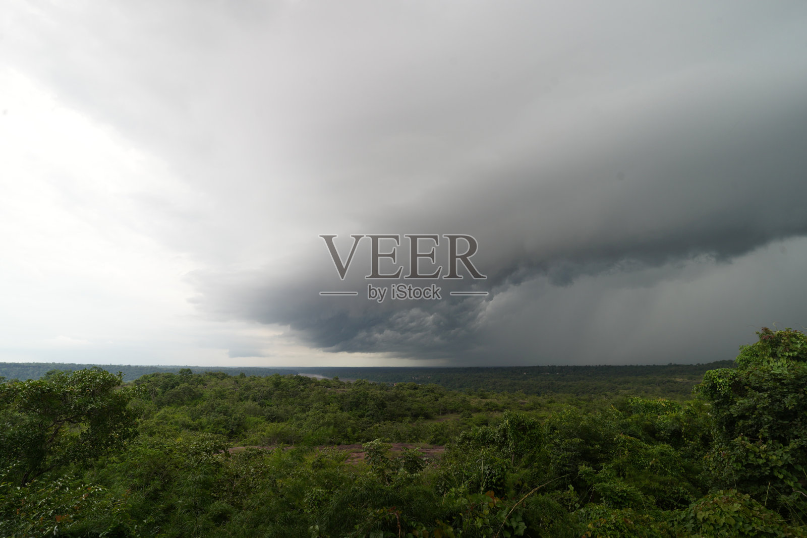 湄公河森林上空的雨云照片摄影图片