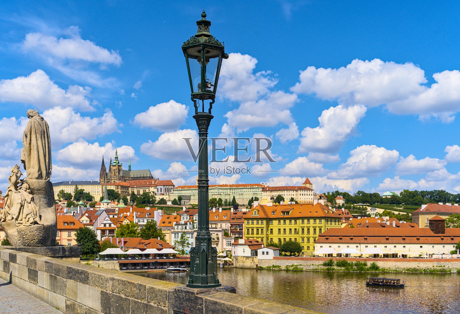 从捷克布拉格的查理大桥上俯瞰马拉斯特拉纳区和布拉格城堡全景照片摄影图片