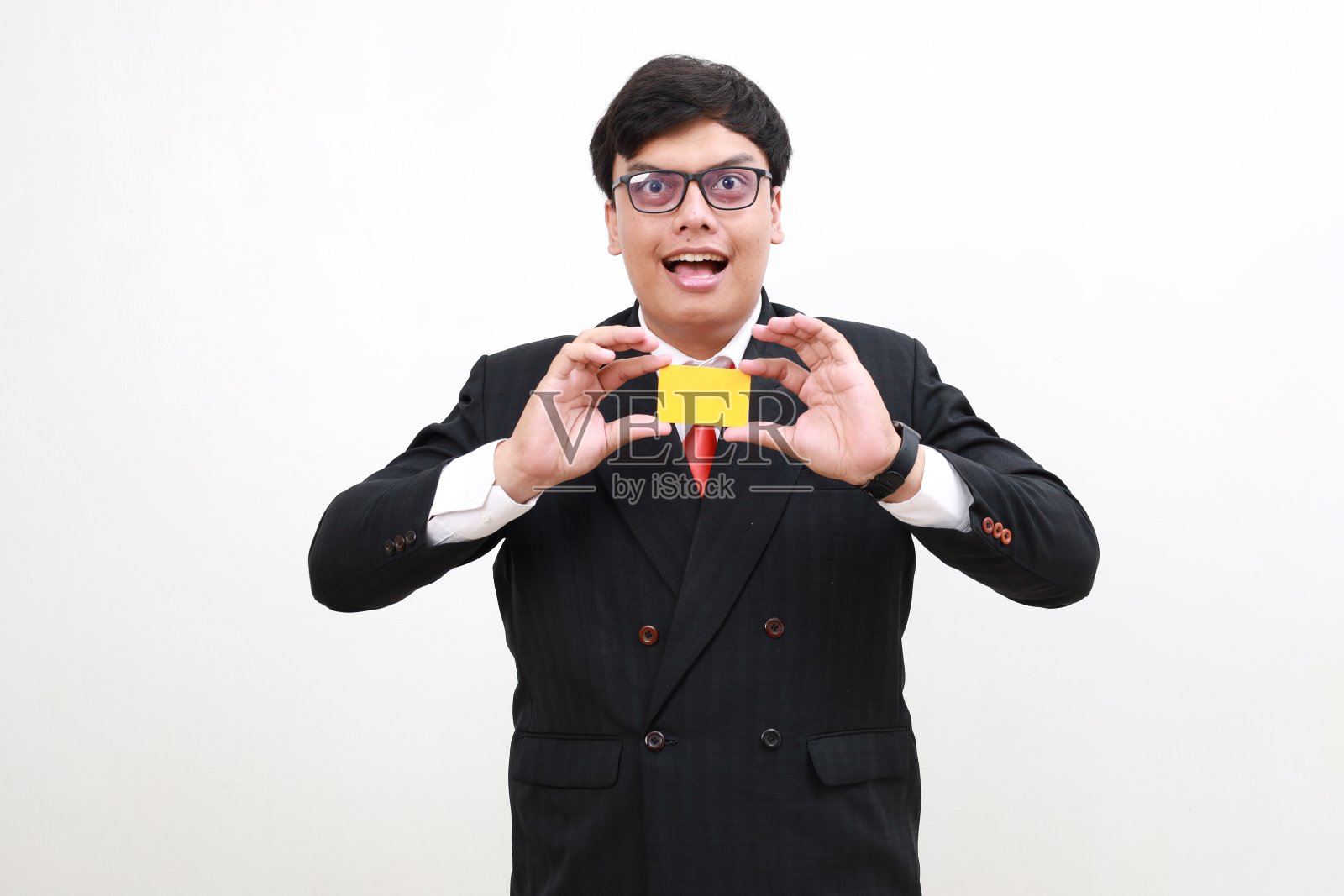 亚洲商人手持信用卡的支付系统广告。隔离在白色背景上照片摄影图片