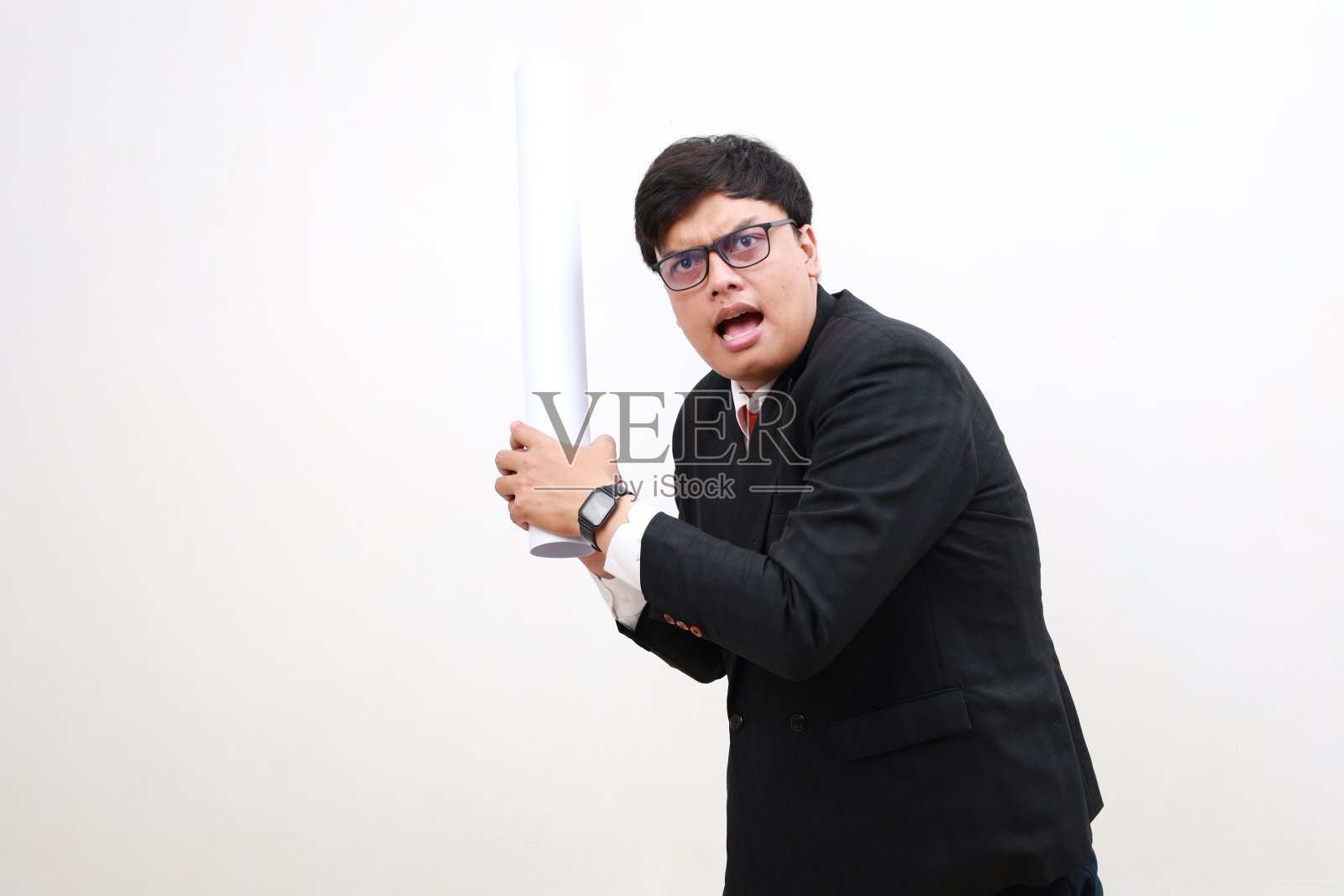 愤怒的亚洲商人拿着蓝图或纸，孤立在白色的背景上照片摄影图片