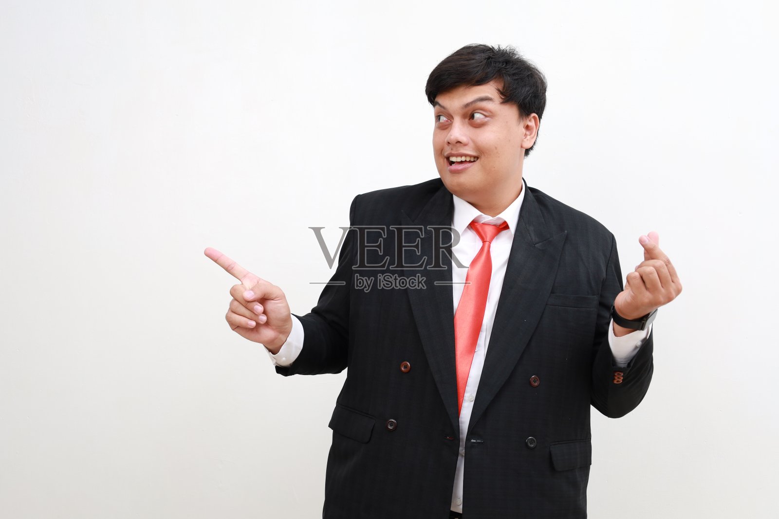 迷人的年轻亚洲商人的照片肖像指向空白的空间，同时拿着一些孤立的白色背景照片摄影图片