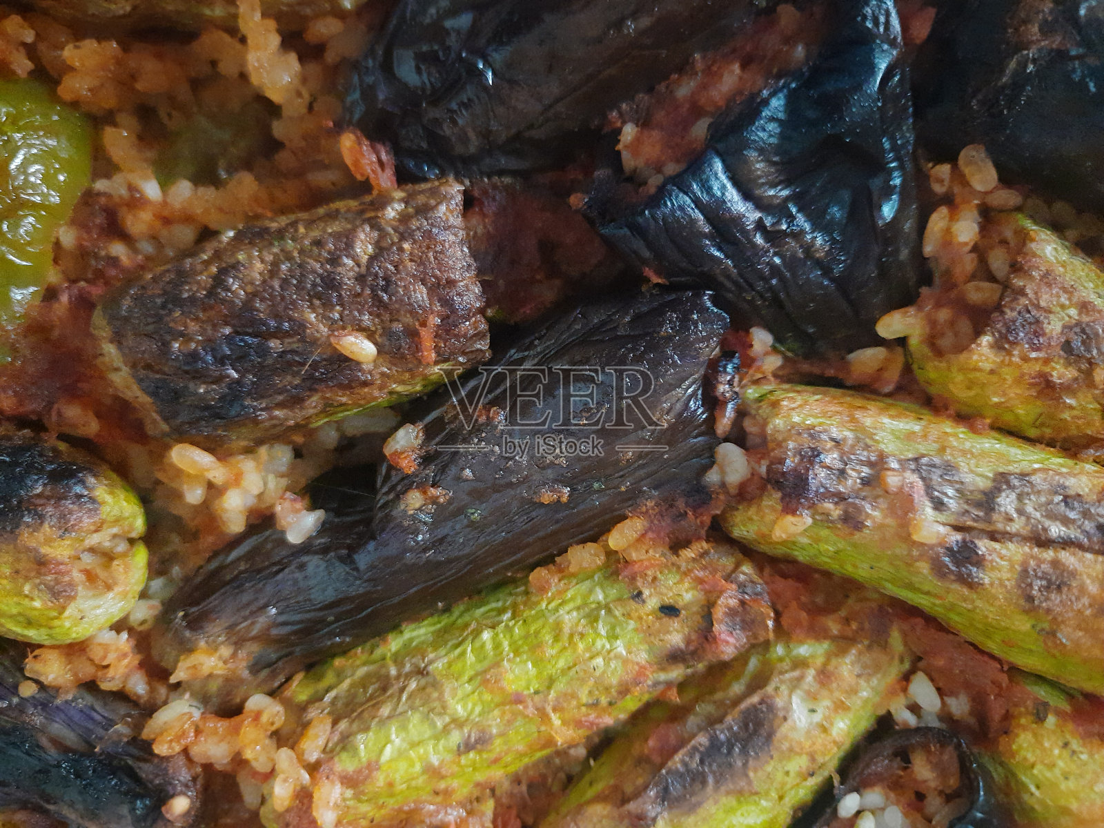 埃及自制蔬菜米饭卷（mahshi），米饭、西葫芦、莳萝、香菜、番茄、番茄酱、洋葱、大蒜和香料，传统埃及、土耳其、克罗地亚和希腊菜肴，在东欧也被称为Sarma卷照片摄影图片