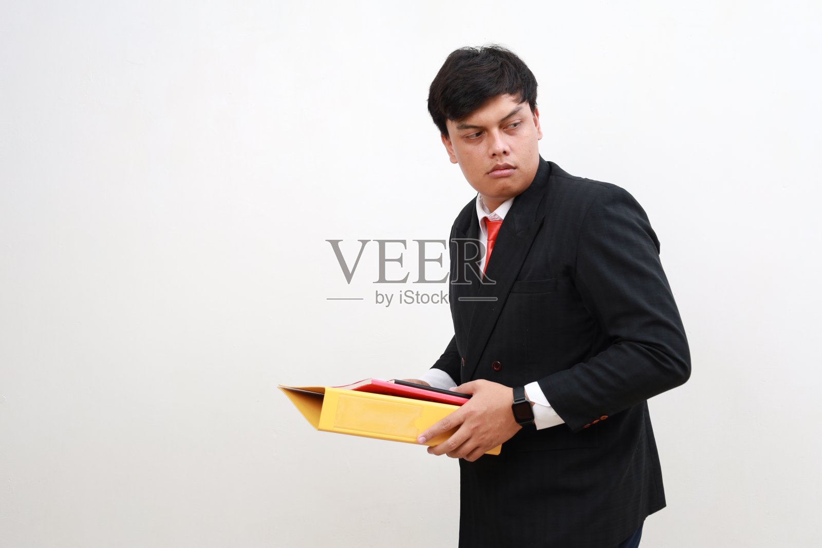 一个年轻的亚洲办公室职员的肖像照片成年男子，被解雇的概念，紧张的办公室工作生活。孤立在白色背景上。照片摄影图片