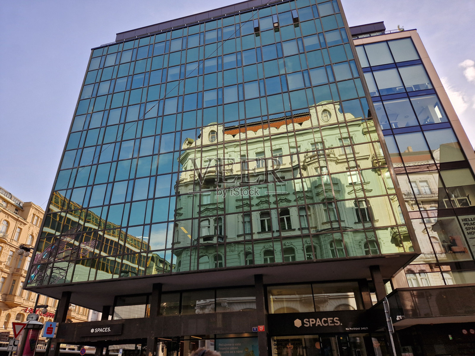 布拉格，捷克共和国，现代建筑玻璃窗上旧立面的倒影照片摄影图片