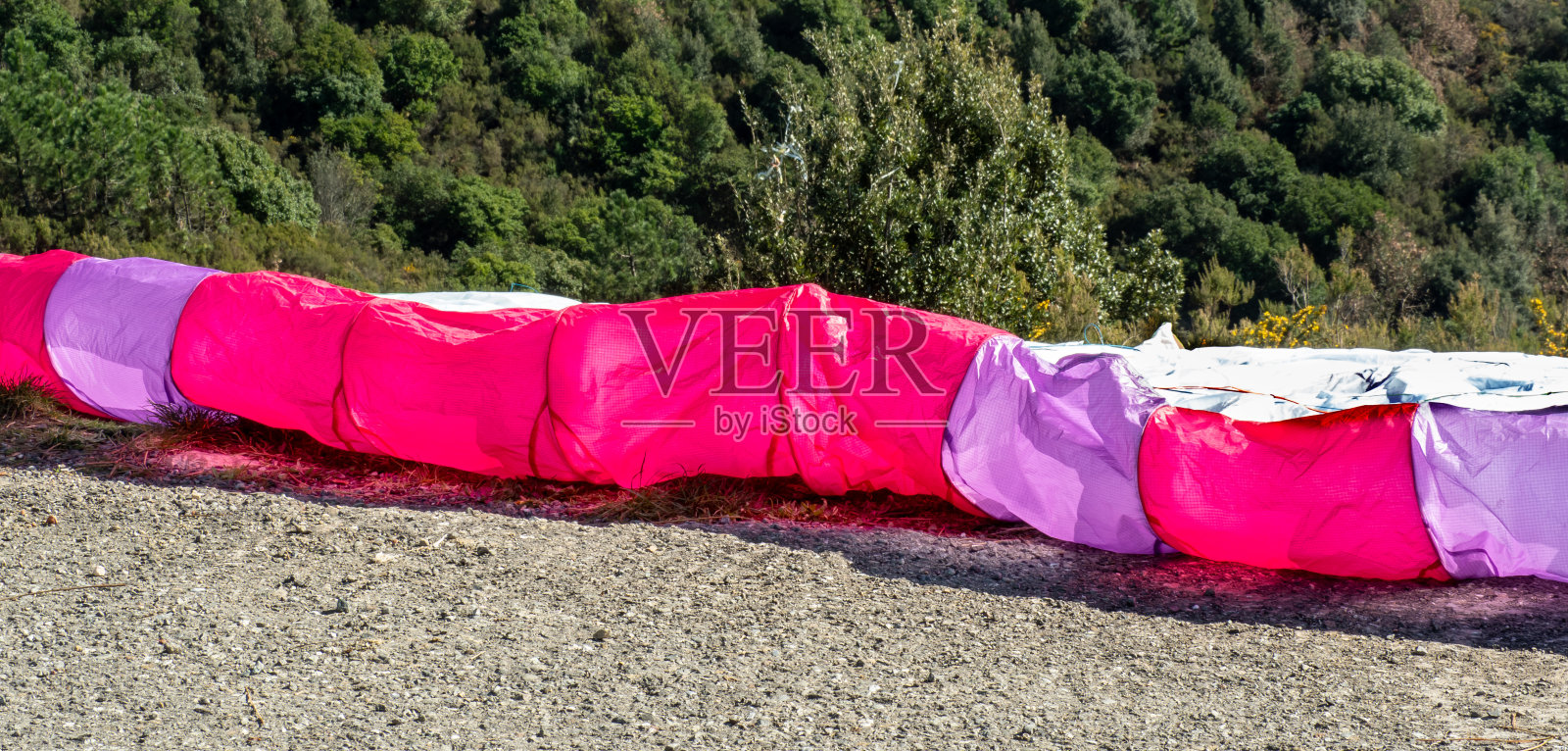 五颜六色的滑翔伞躺在地上照片摄影图片