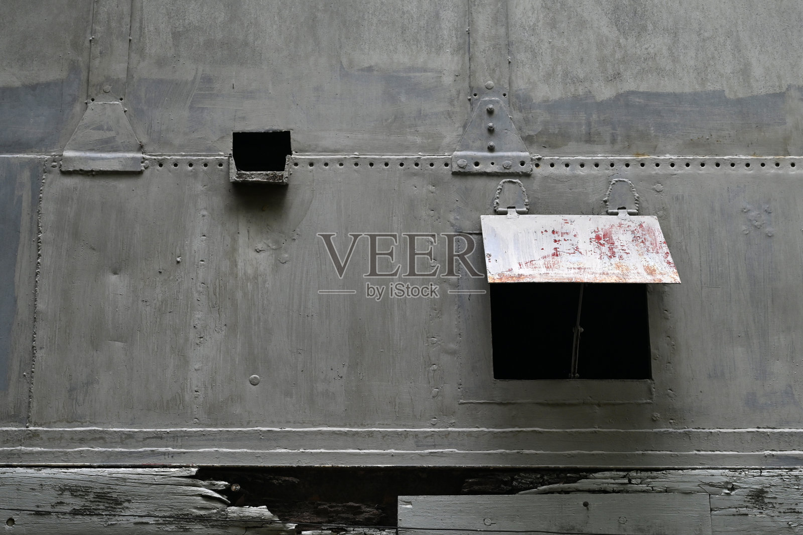 那艘废弃的旧挖泥船的铁表面在这种气氛中显得很凄凉。照片摄影图片