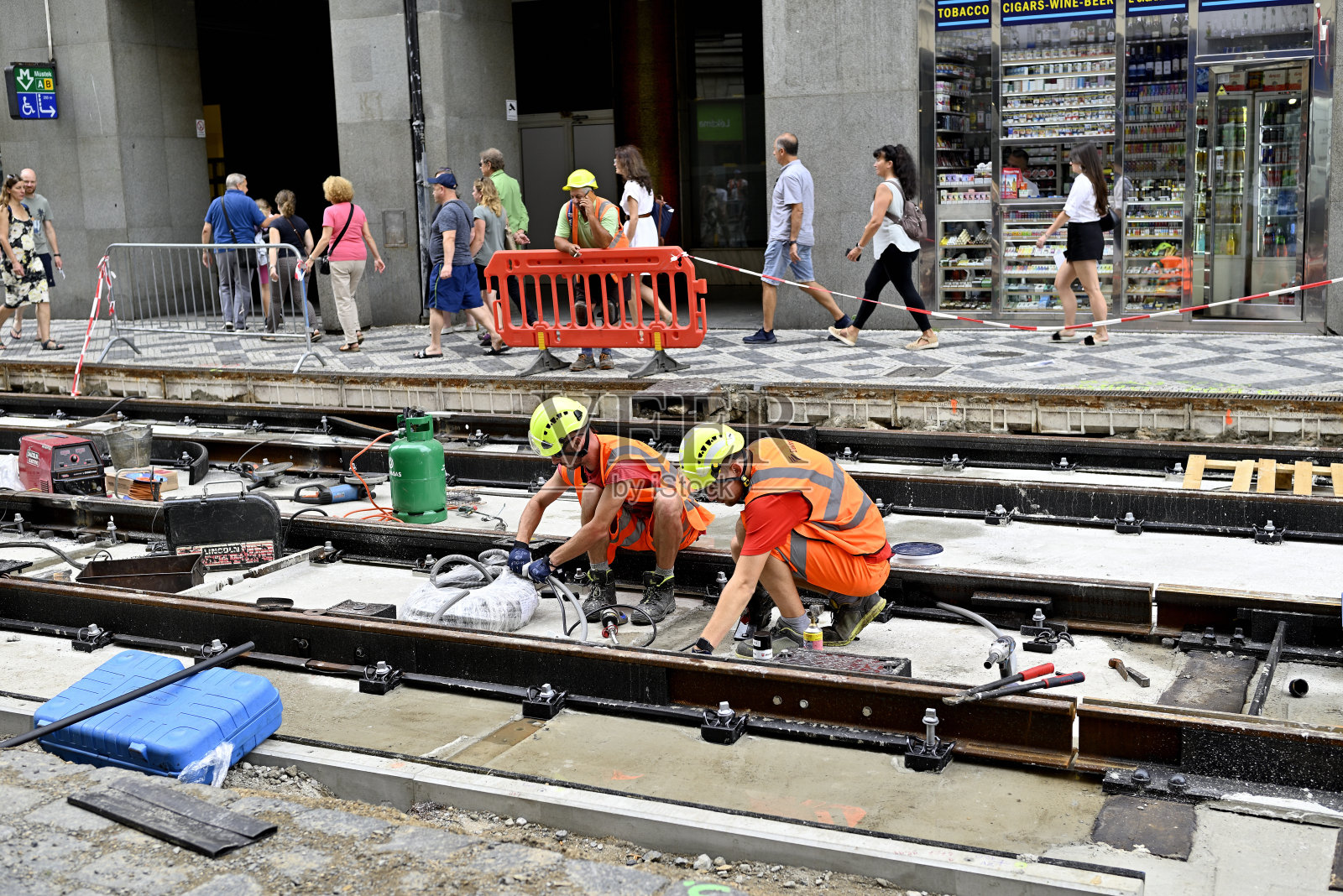 捷克首都布拉格瓦茨拉夫广场的电车轨道重建工程照片摄影图片