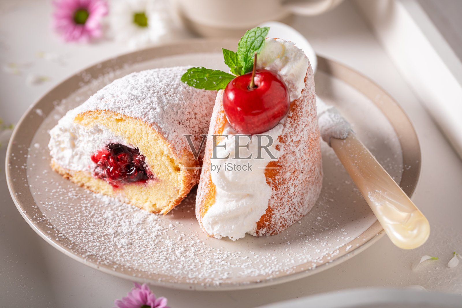 自制的奶油玉米饼在波兰被称为煎蛋卷。照片摄影图片