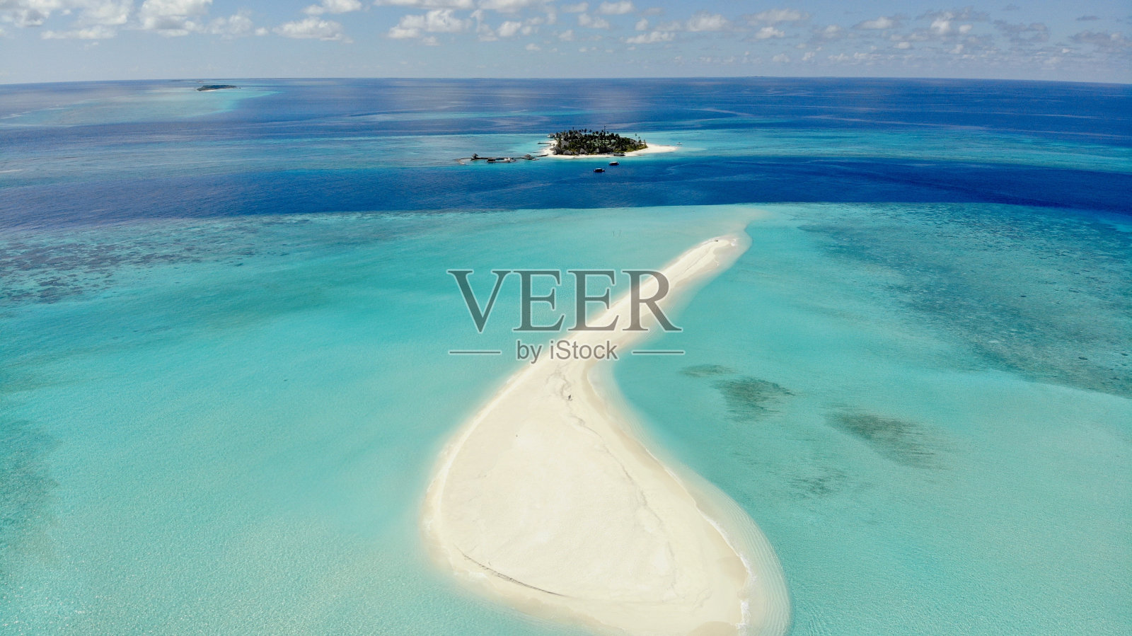 空中景观的白色沙洲在马尔代夫与一个岛屿在背景包围绿松石海洋照片摄影图片