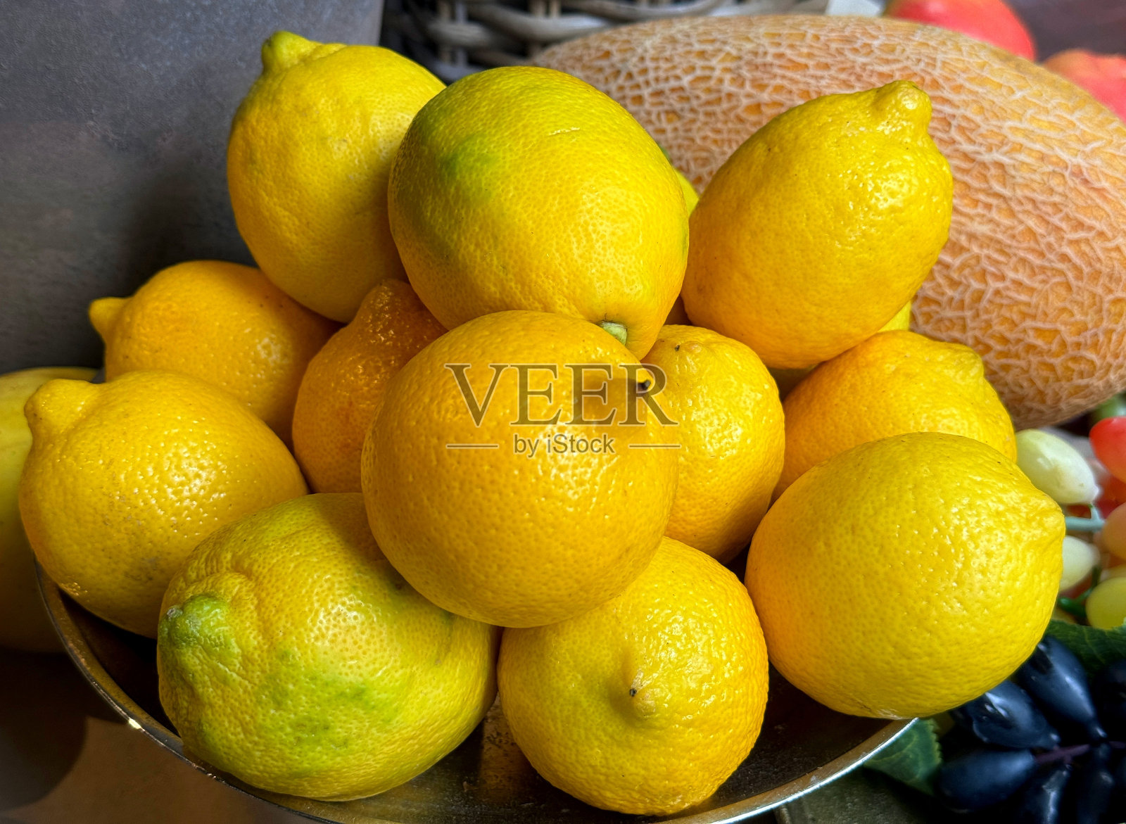 盘子里有黄色的柠檬照片摄影图片