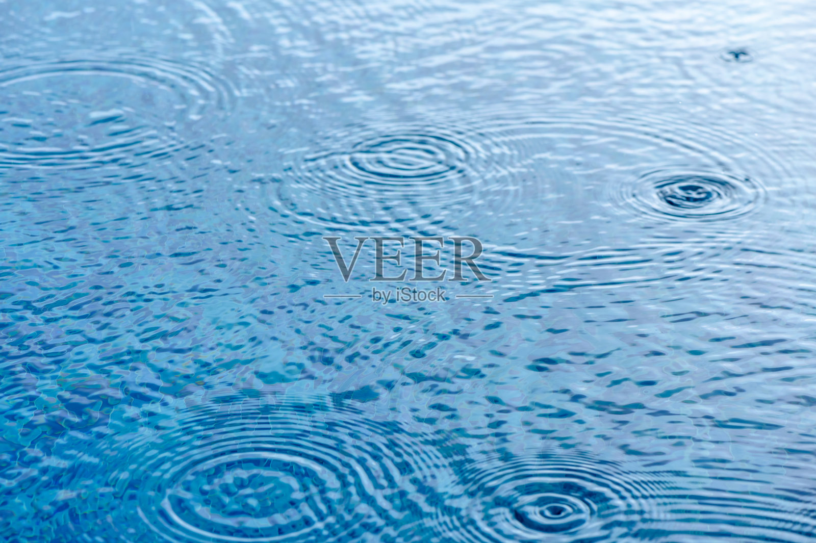 清澈的水面近距离观察。有水滴的清水，俯视图。1照片摄影图片