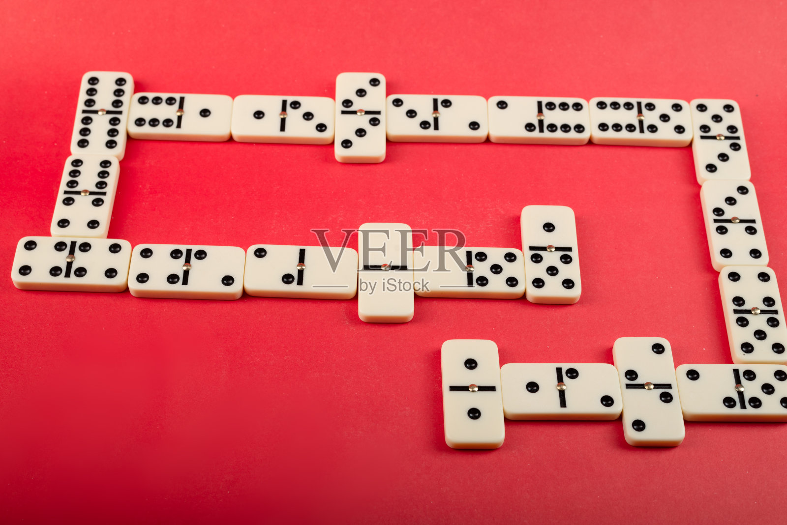 多米诺骨牌与红色背景，复制空间和各种角度照片摄影图片