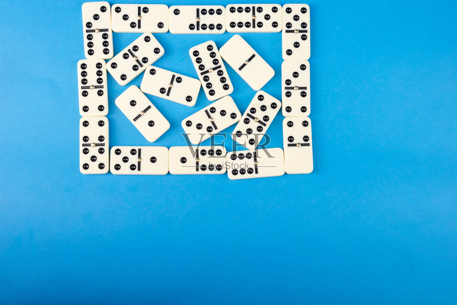 多米诺骨牌与蓝色背景，复制空间和各种角度。照片摄影图片