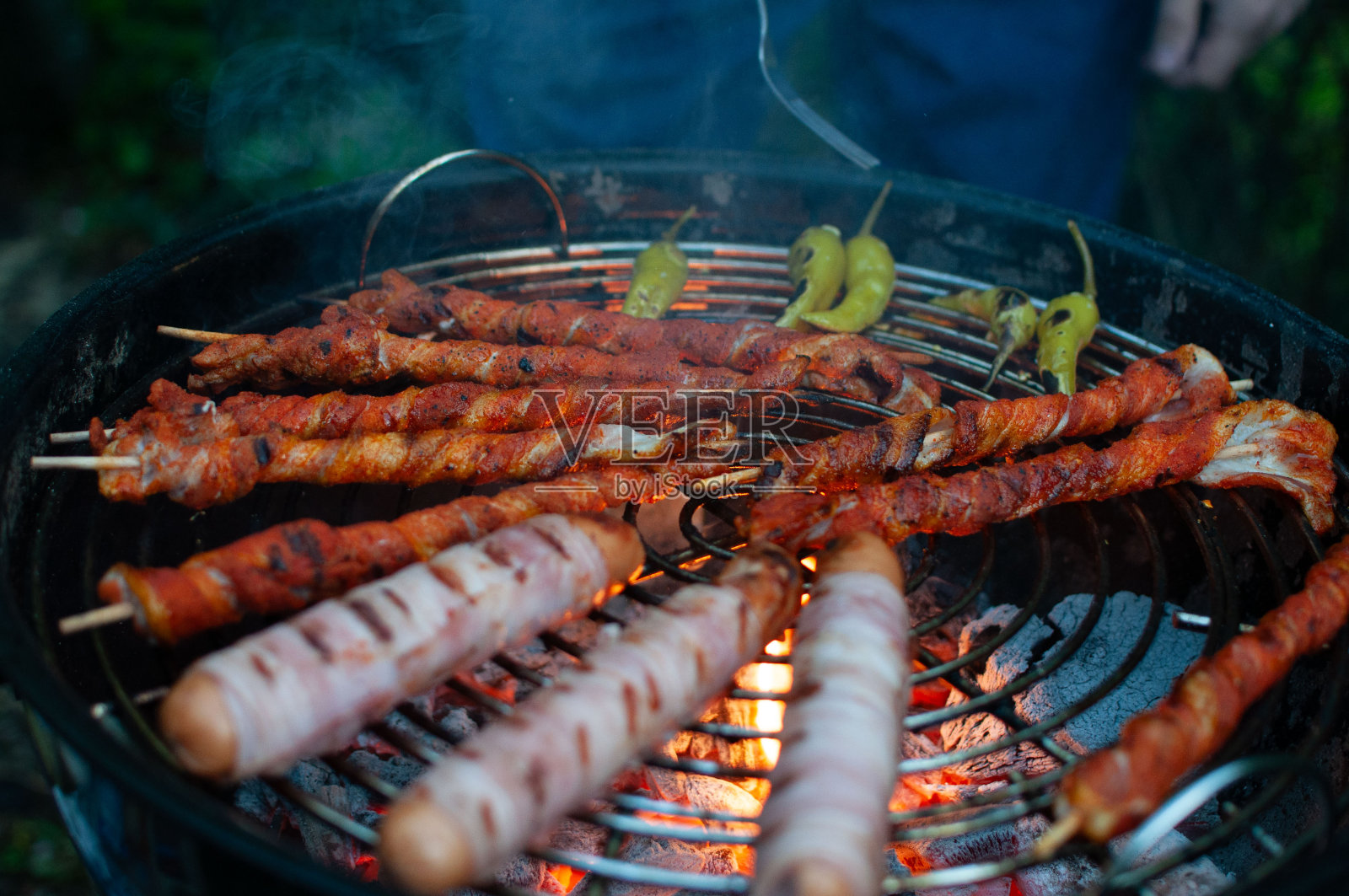 享受美味的烧烤盛宴，以多汁的烤串和美味的香肠为特色照片摄影图片