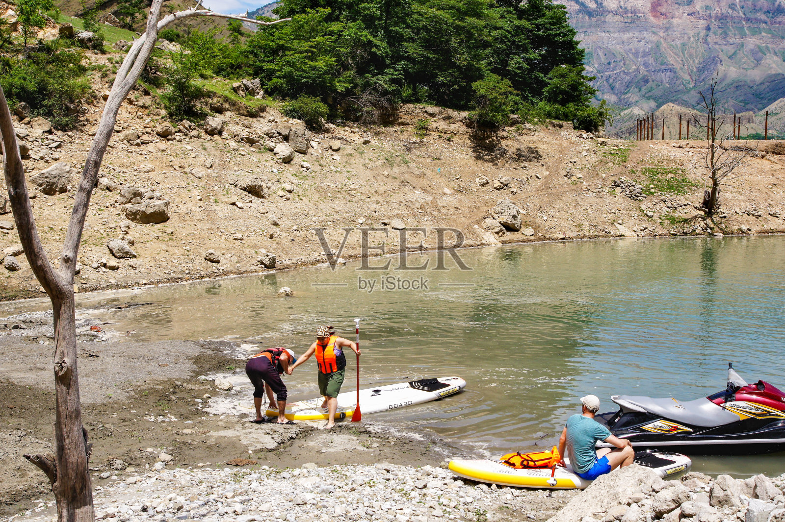 冲浪者来到岩石海岸。照片摄影图片