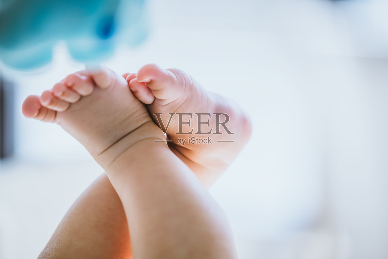 一个四个月大的亚洲婴儿的腿和脚的特写照片摄影图片