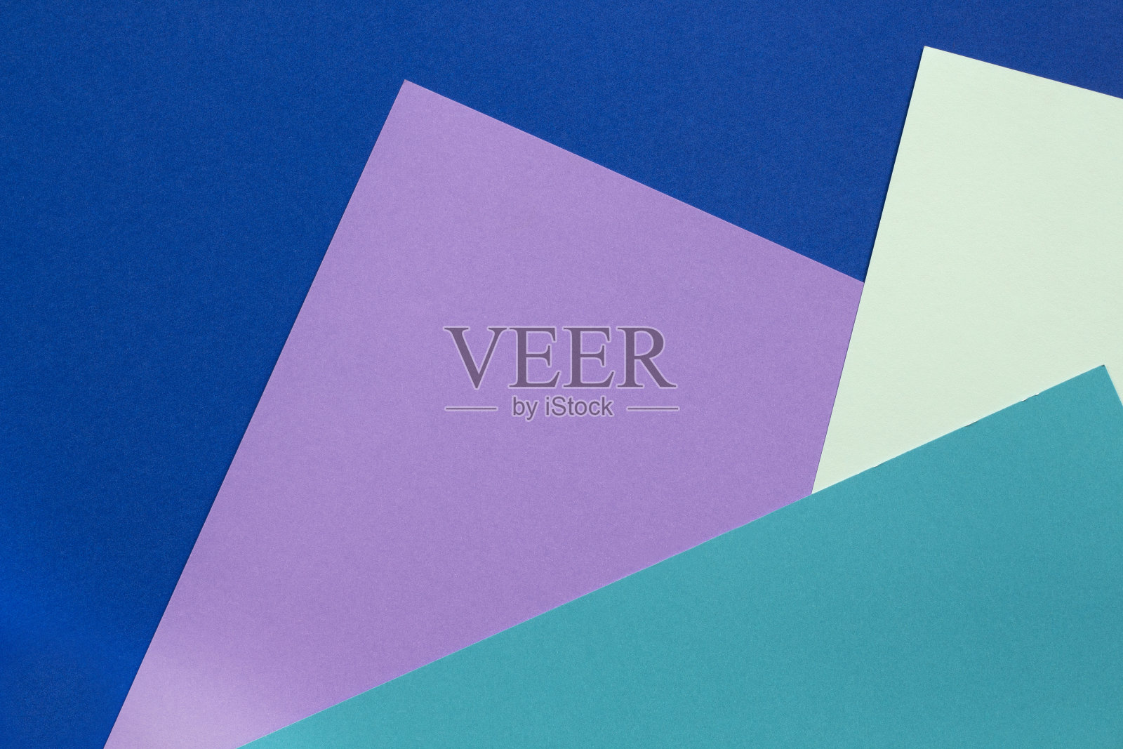 纸张颜色形状布局在背景上的蓝色阴影。照片摄影图片