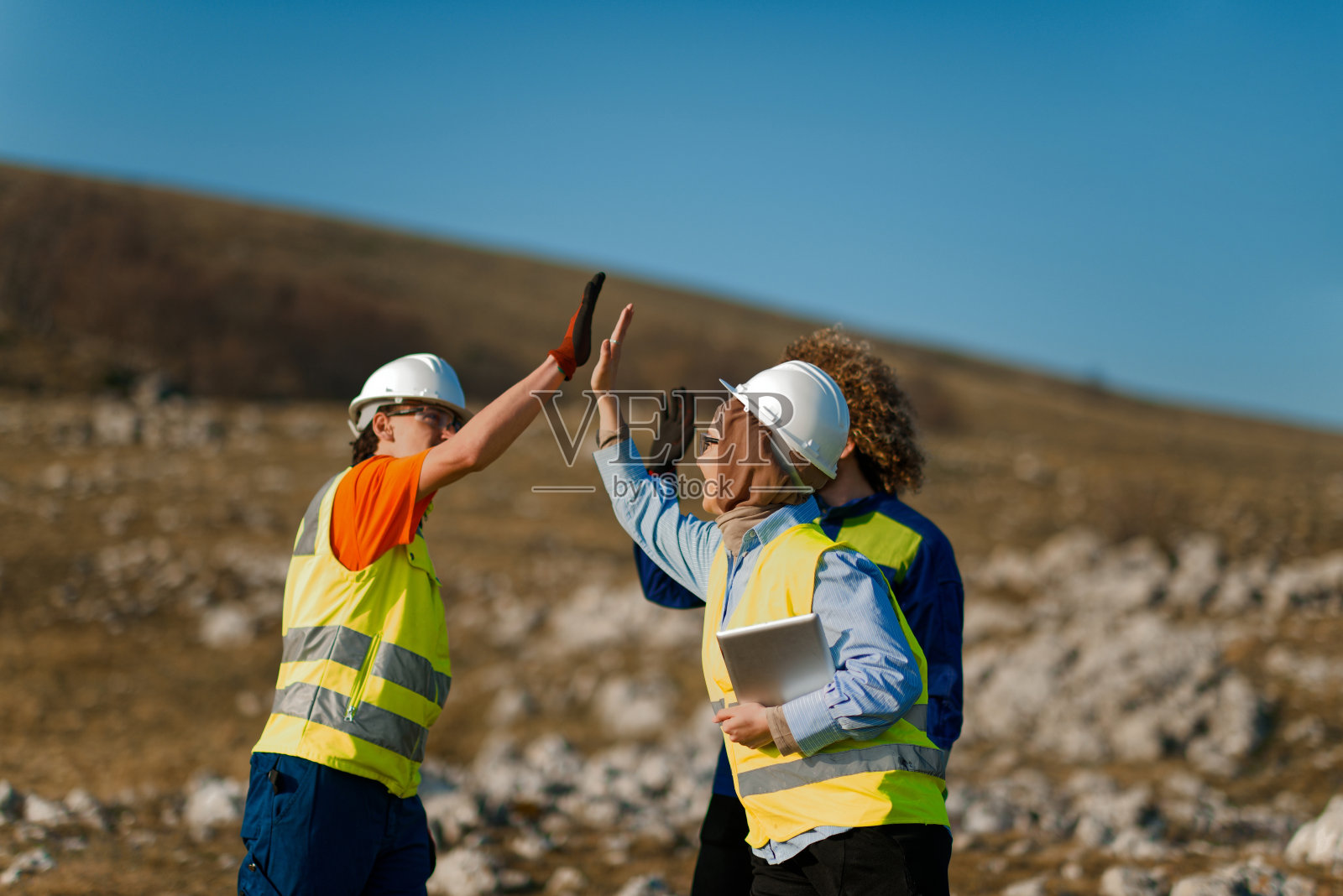 工程师在现场合作检查和优化电动涡轮机。照片摄影图片