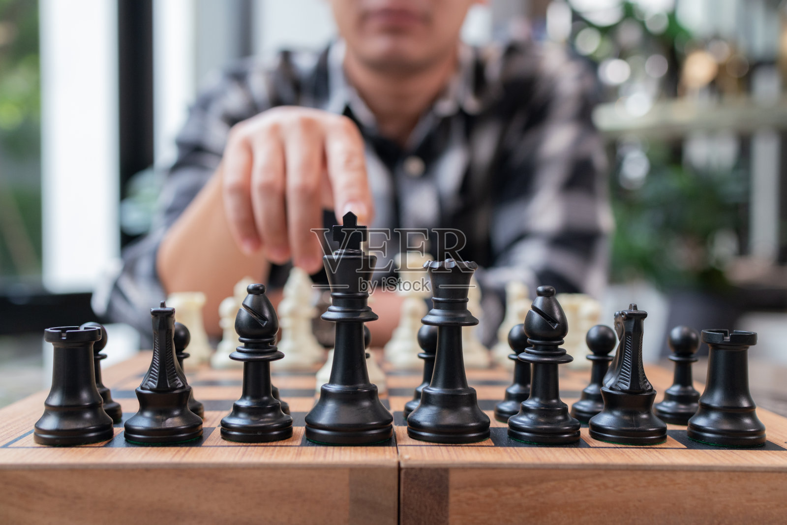 一个人在深思熟虑地下棋照片摄影图片