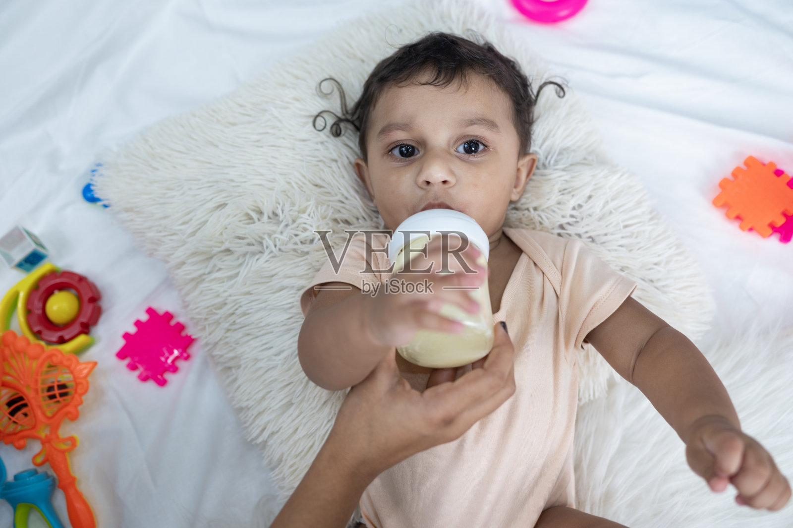 慈爱的母亲在家里用奶瓶喂刚出生的儿子的特写照片摄影图片