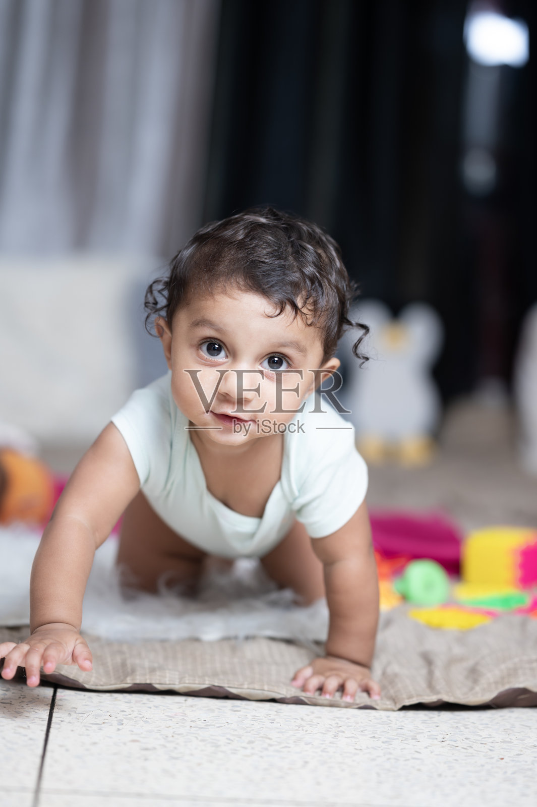 快乐的宝宝在家中爬向镜头照片摄影图片