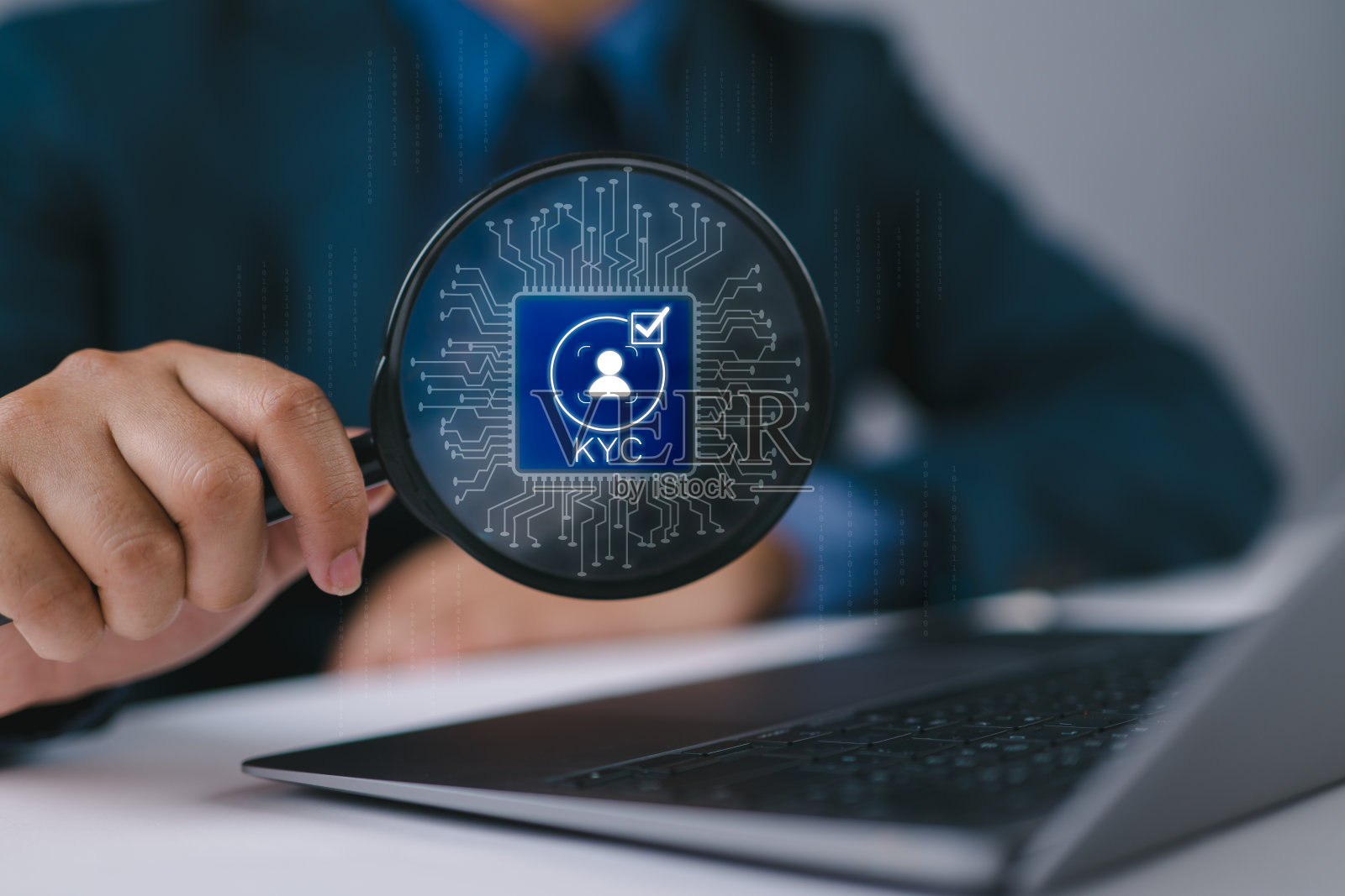 了解你的客户(KYC)概念。人们使用放大镜聚焦来识别验证系统，以增加财务安全性和访问个人财务数据。生物识别技术的安全。照片摄影图片