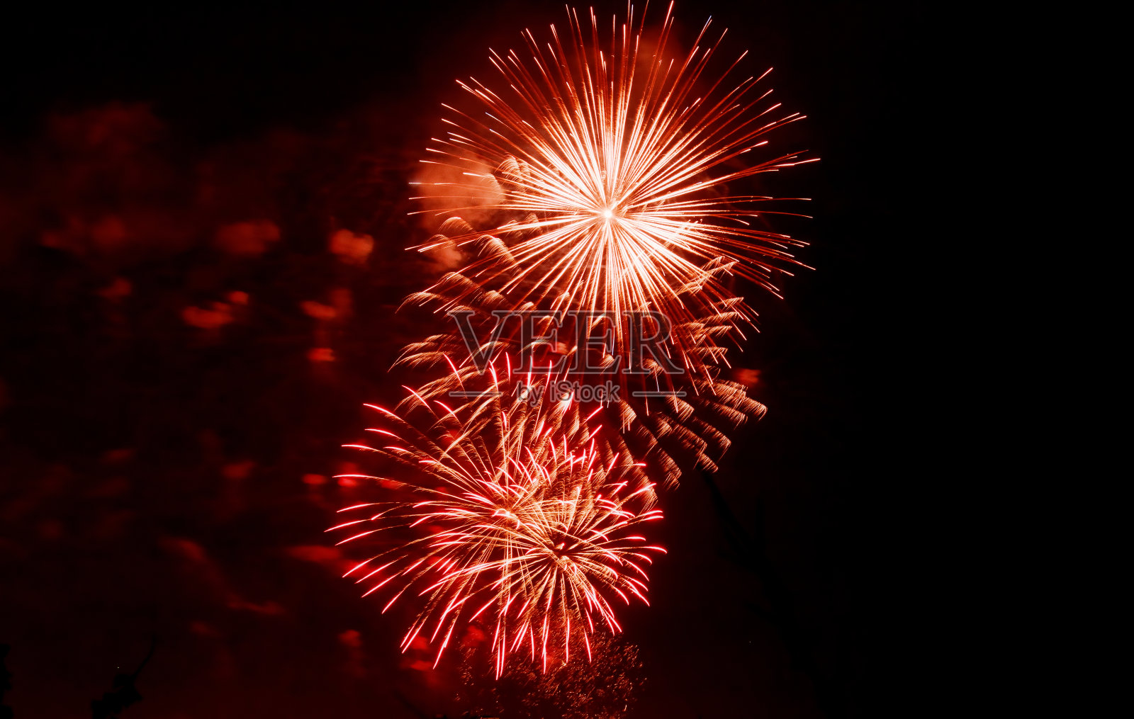 晚上放烟花照片摄影图片