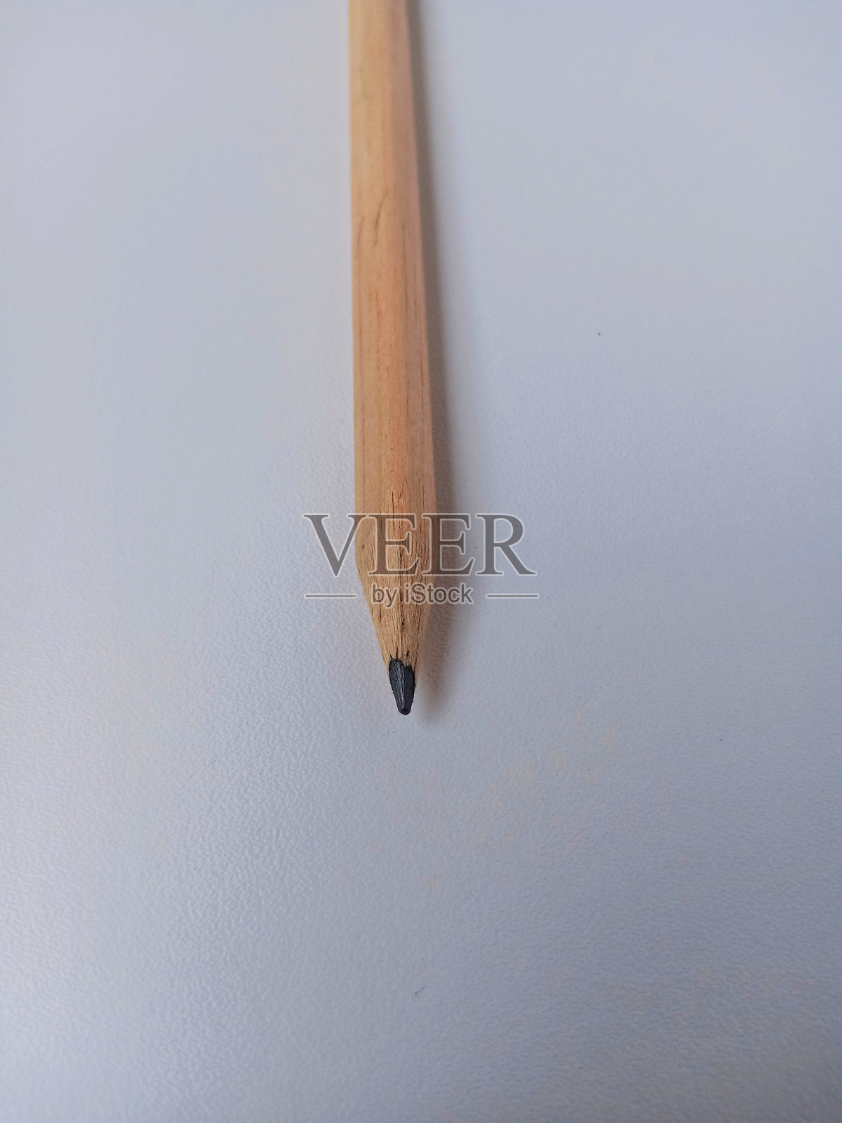 棕色木制铅笔与白色背景的特写照片摄影图片