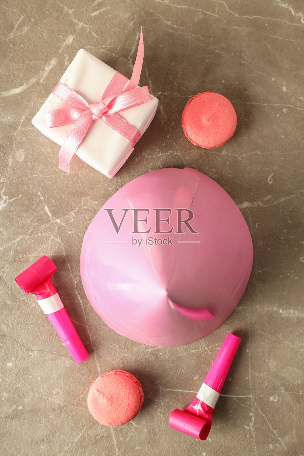 生日饰品灰色纹理背景，俯视图照片摄影图片