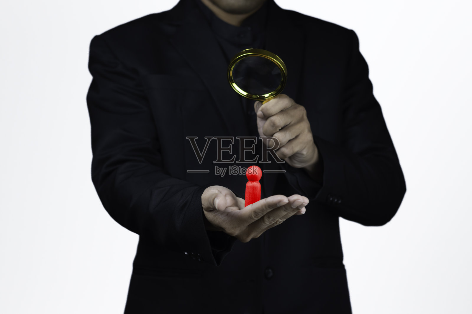 商人手里拿着放大镜招聘人力资源。审计概念。照片摄影图片