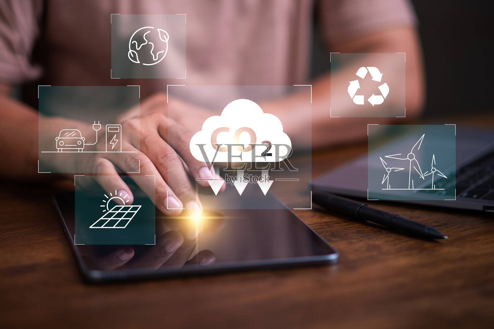 减少二氧化碳排放的概念，商人使用笔记本电脑周围的零排放图标，可持续经营，可再生能源。照片摄影图片