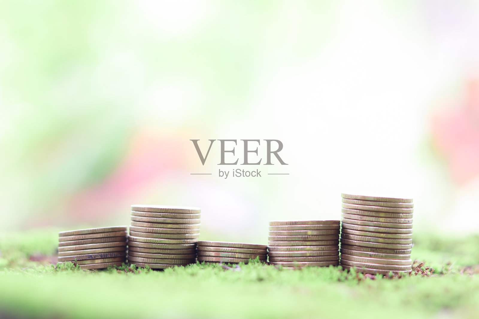 一堆硬币。存钱、理财、投资、商业观念的成长。照片摄影图片