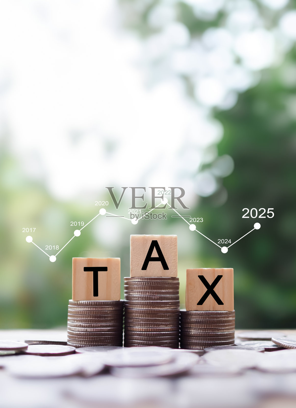带有TAX和图形的木块。关于省钱和管理时间到2025年纳税的概念照片摄影图片