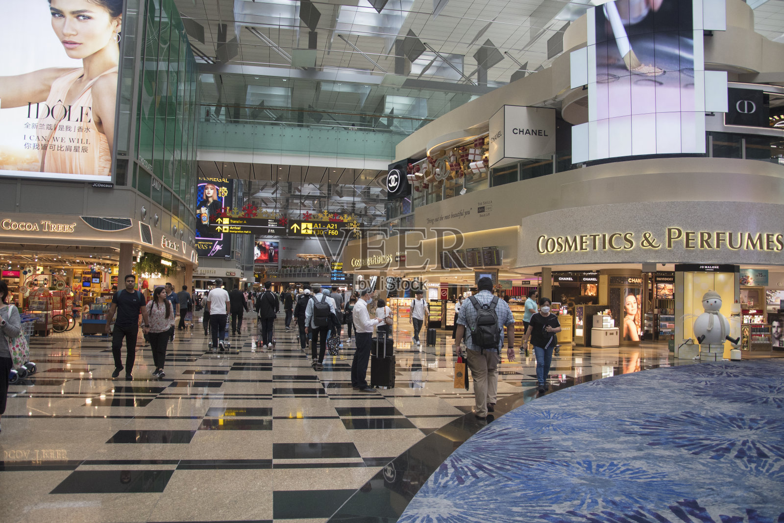 新加坡樟宜机场的建筑和乘客照片摄影图片