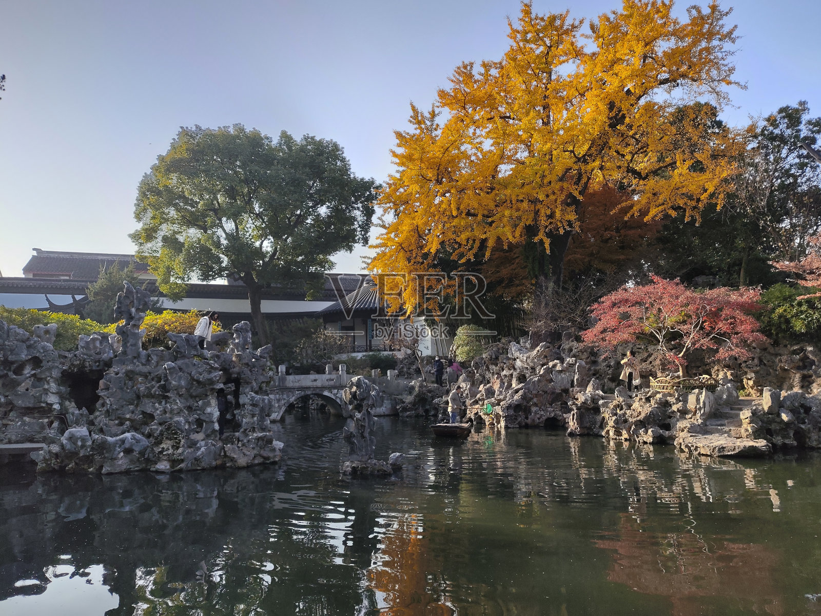 在中国苏州的狮子林苑，俯瞰岩石和湖泊的秋景照片摄影图片