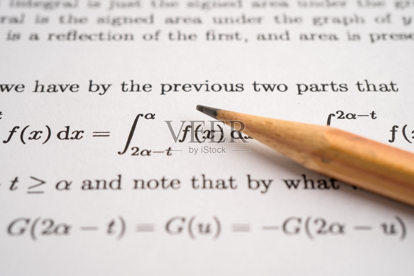 教育学校数学公式习题试卷上的铅笔。照片摄影图片