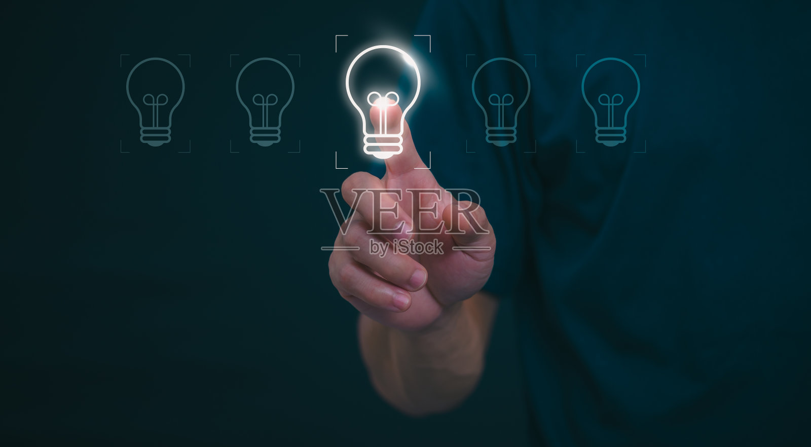 个人通过在互联网上搜索信息、想法、管理和数字化转型获得灵感后，使用创造性的想法。物联网、大数据、大数据、数据搜索照片摄影图片