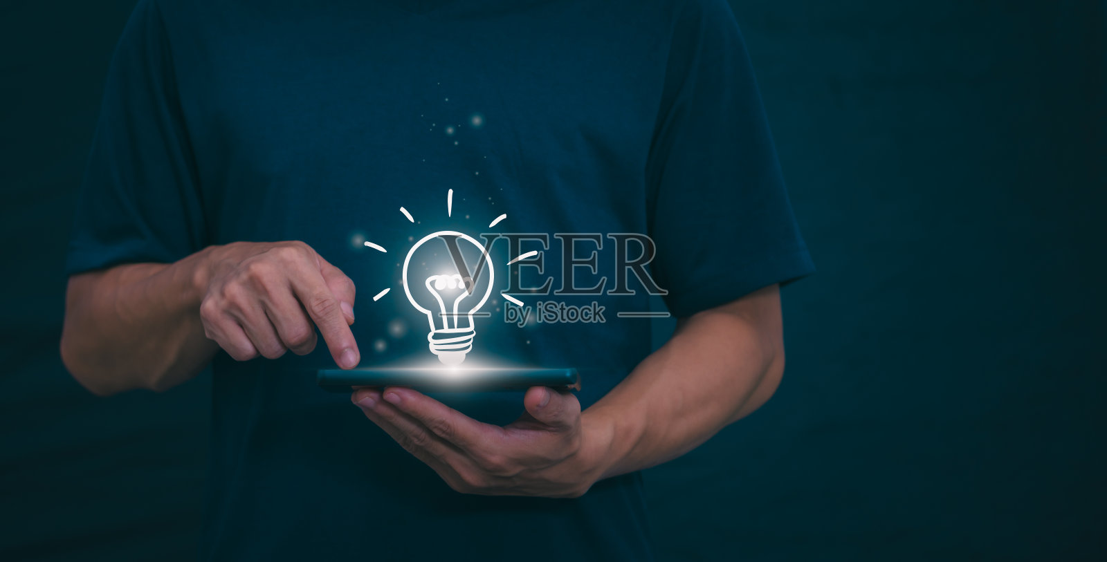 个人通过在互联网上搜索信息、想法、管理和数字化转型获得灵感后，使用创造性的想法。物联网、大数据、大数据、数据搜索照片摄影图片