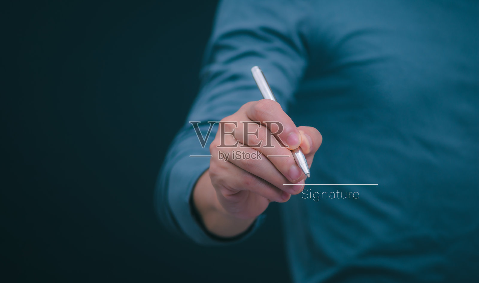 在白色背景上，一个人右手握着笔准备开始书写或签名的特写，用数字技术签署文件或接受协议的概念。照片摄影图片