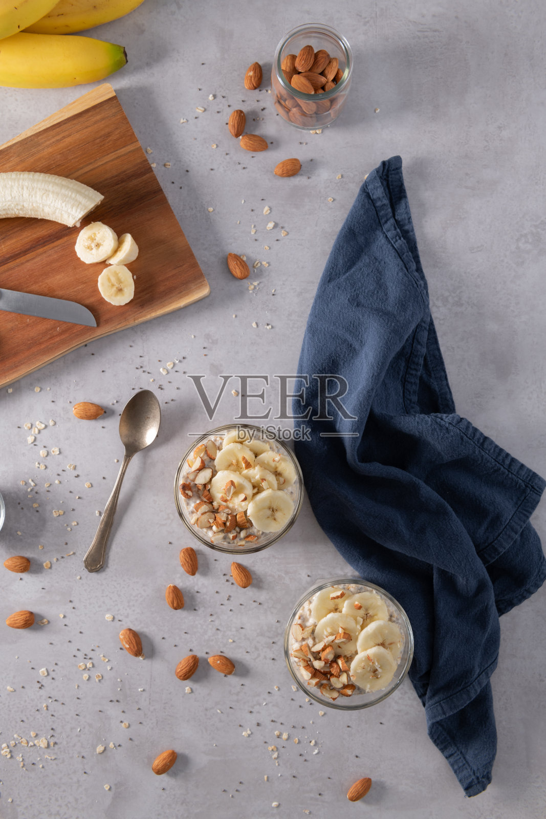 两碗隔夜燕麦，上面放着香蕉片和杏仁照片摄影图片