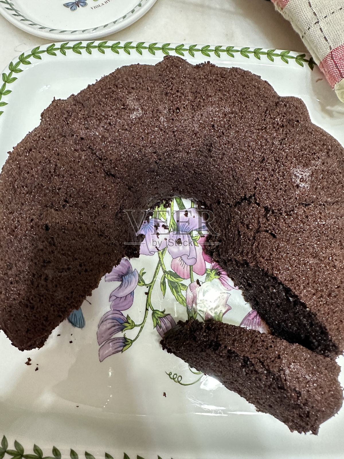 木桌上的巧克力蛋糕照片摄影图片