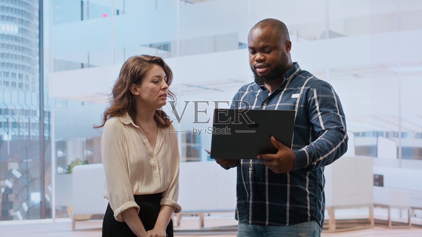 企业家在找办公室时与房地产经纪人会面照片摄影图片