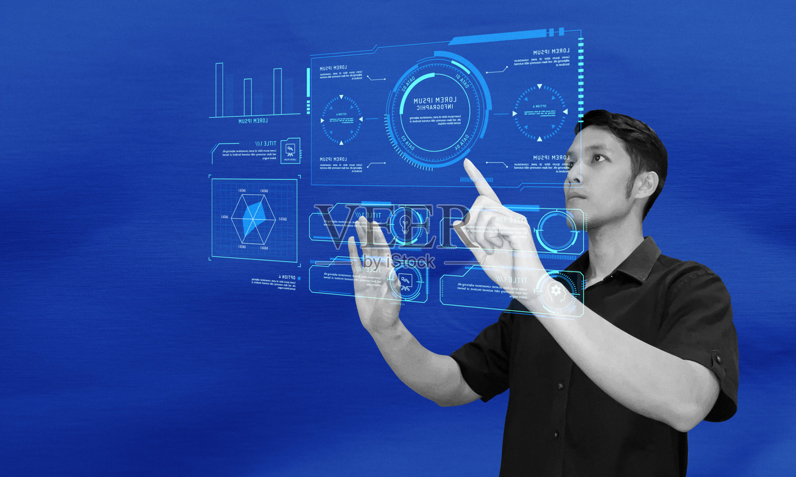 人与增强现实屏幕界面交互照片摄影图片