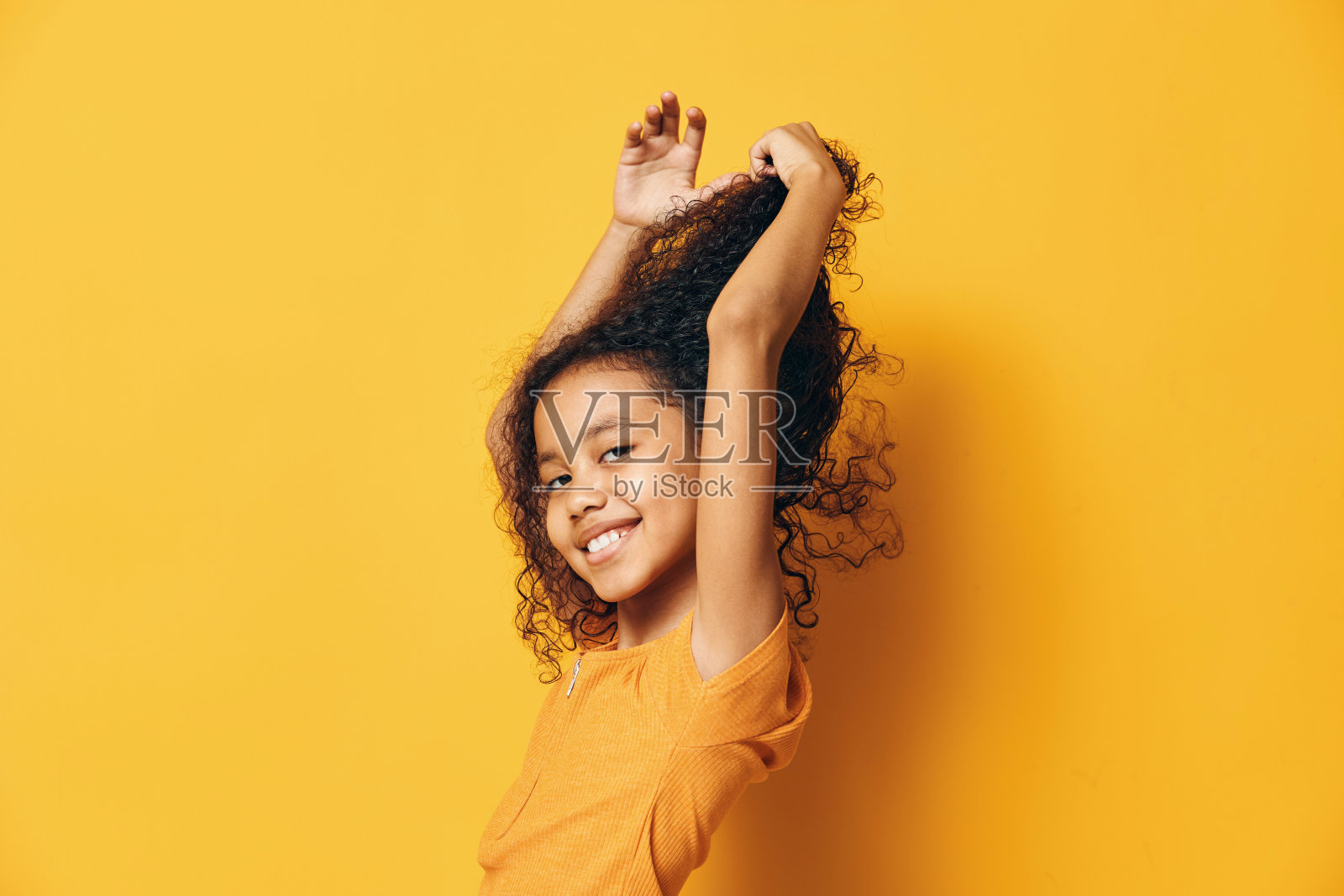 女人女性非洲年轻的头发卷曲的微笑背景非洲黑人模特脸人女人快乐照片摄影图片