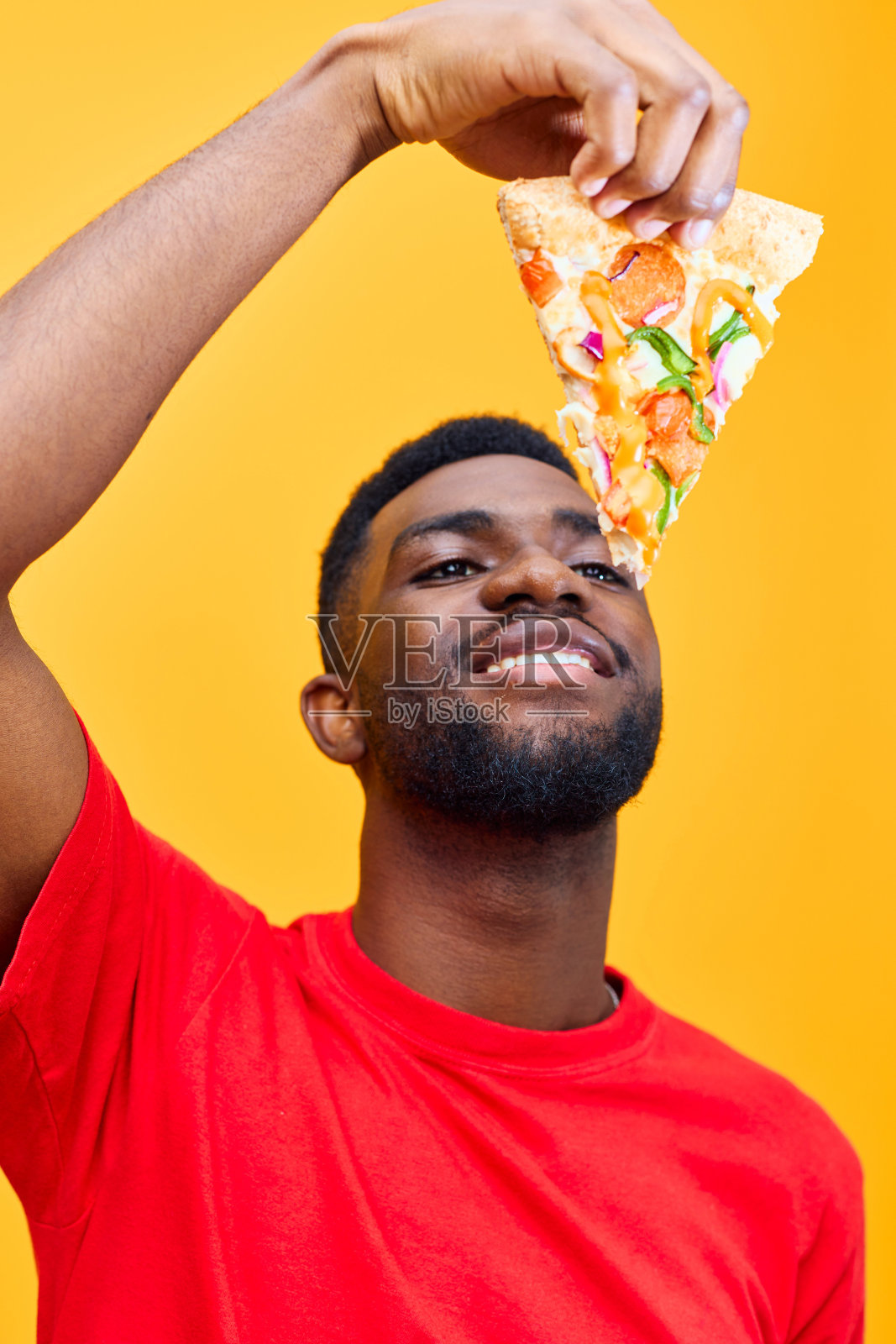 阳刚的男人微笑送快乐的习惯食物食物披萨背景黑小伙快照片摄影图片