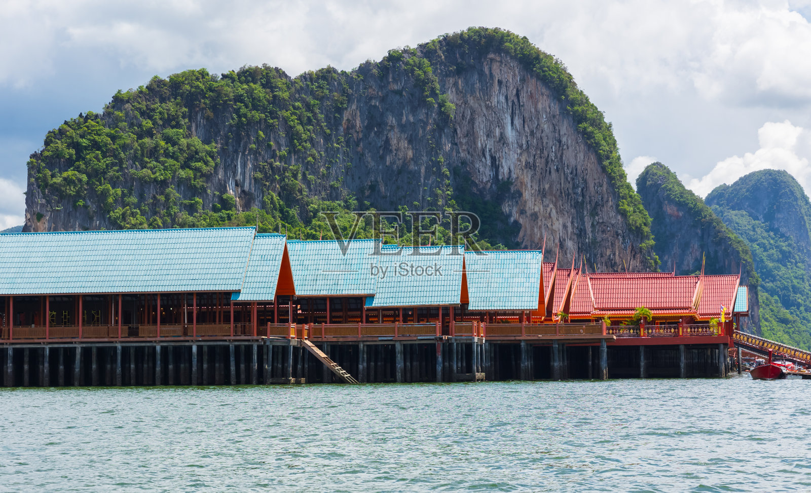 在一个阳光明媚的日子里，泰国普吉岛的银怡岛渔村。传统的泰国房屋。照片摄影图片
