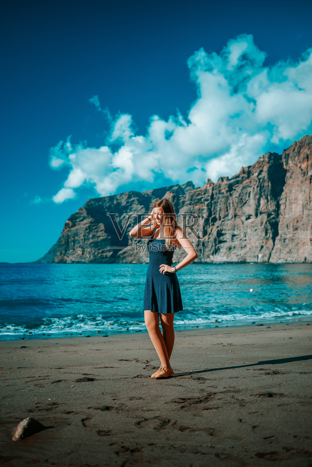 站在沙滩上的女人对着天空照片摄影图片