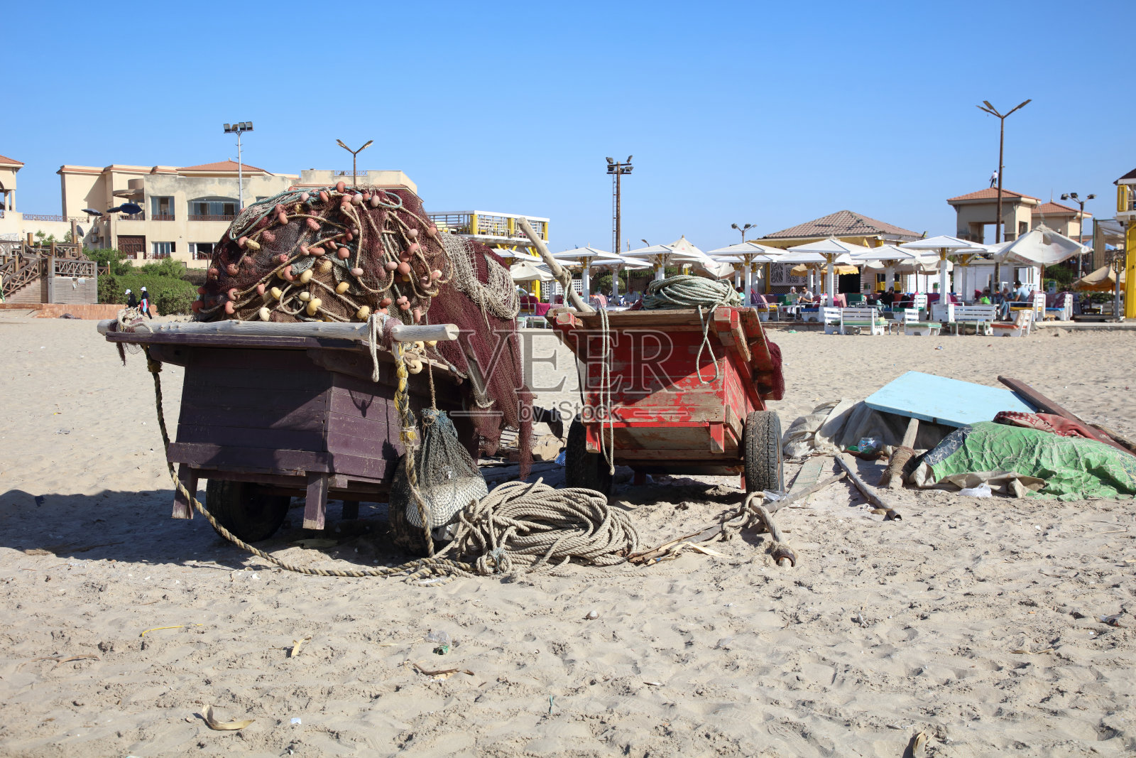 海滩上的渔网照片摄影图片